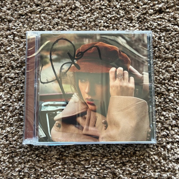 SIGNED Taylor Swift Red CD - Picture 1 of 6
